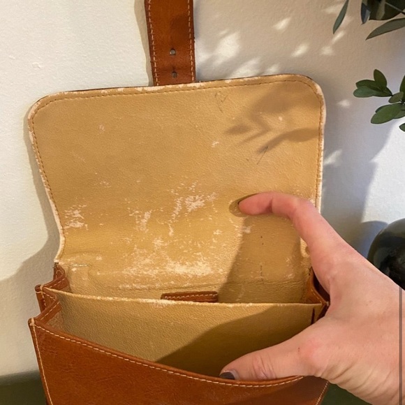 Vintage FURLA crossbody! - Picture 4 of 6